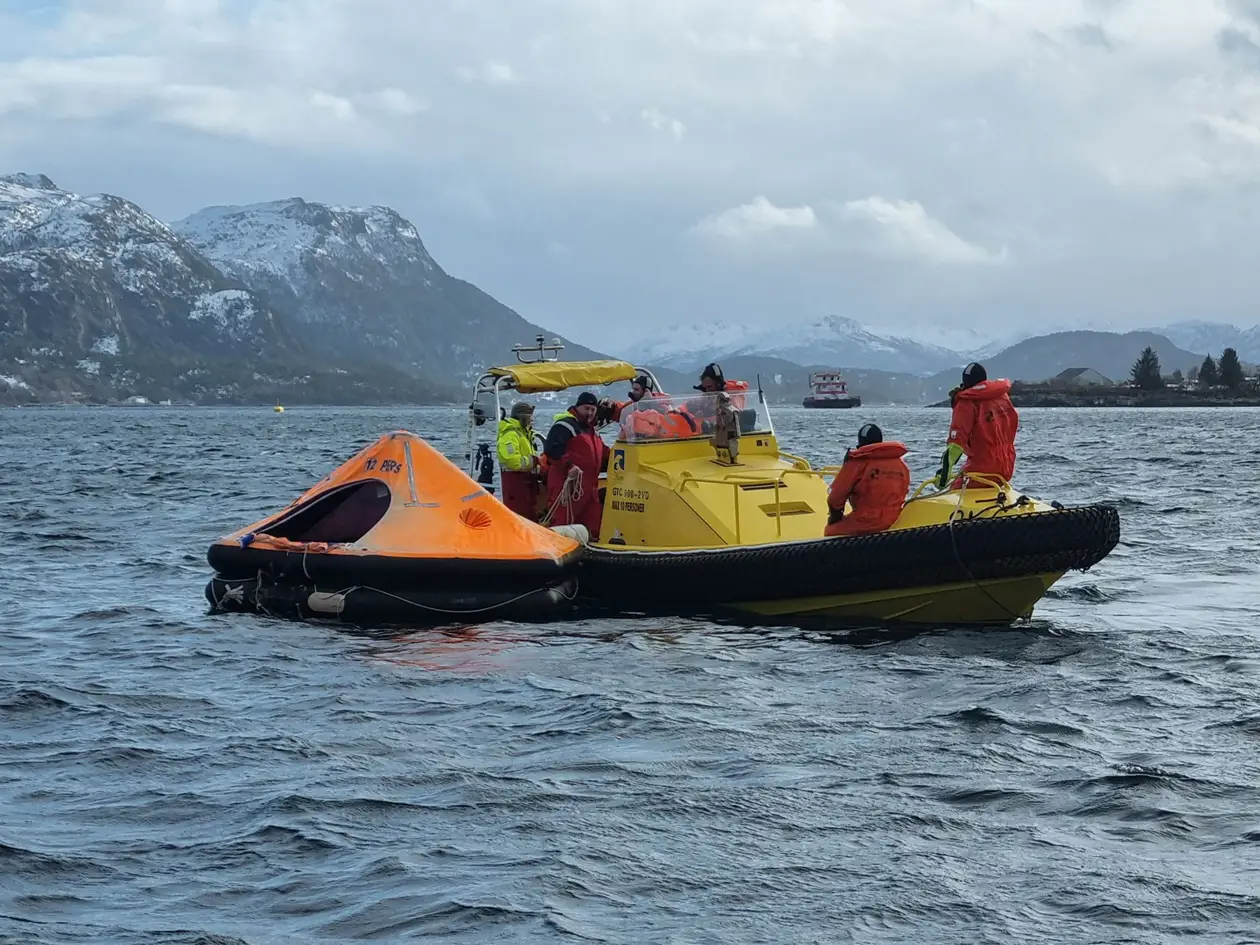 Flåte og mann-over-bord båt på Bremsnesfjorden
