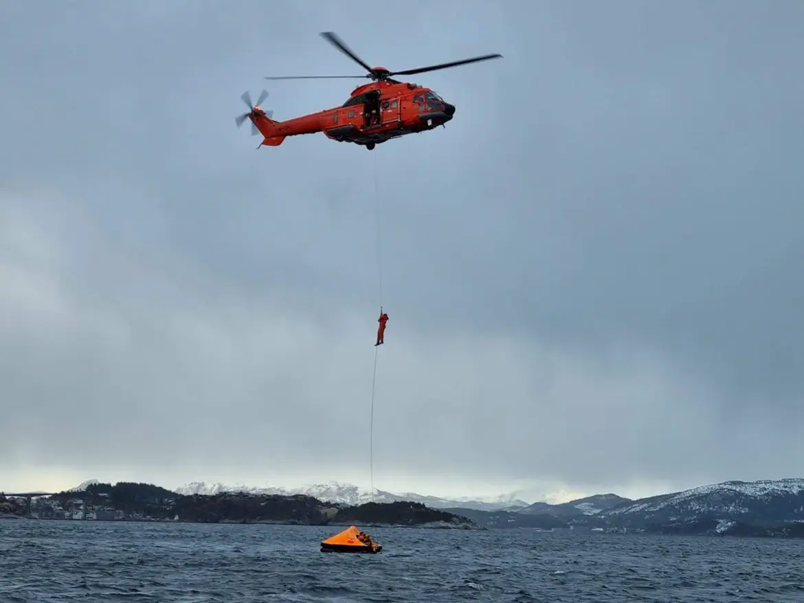 Flåte og mann-over-bord båt på Bremsnesfjorden